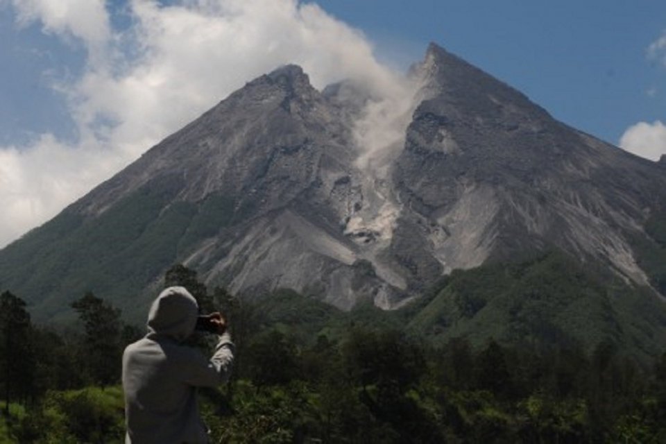 Erupsi Gunung Merapi Hanya Erupsi Gas Kecil